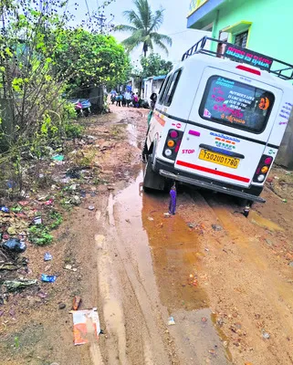 బురదలో దిగబడిన స్కూల్‌ వ్యాన్‌ 