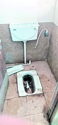 దుర్గంధం వెదజల్లుతున్న టాయిలెట్లు   
