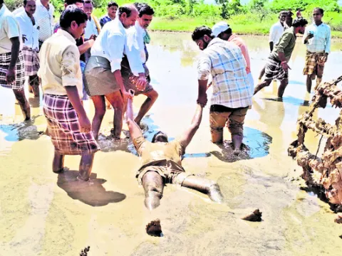ట్రాక్టర్‌ కింద పడి వ్యక్తి మృతి 