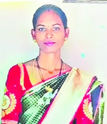 స్కూటర్‌ను ఢీకొట్టిన కారు 