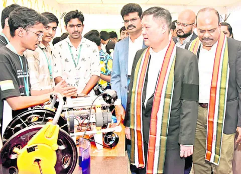 యువత సాంకేతికతను ఉపయోగించాలి 