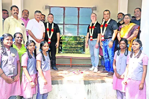 కొత్త తరగతి గదుల అప్పగింత 