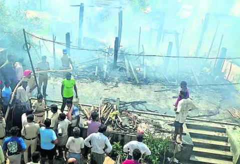 మూడు పూరిళ్లు దగ్ధం 