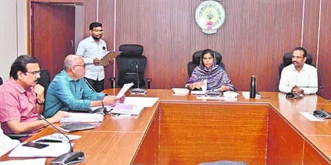 పంట పొలాల్లోని నీటిని బయటకు పంపాలి 