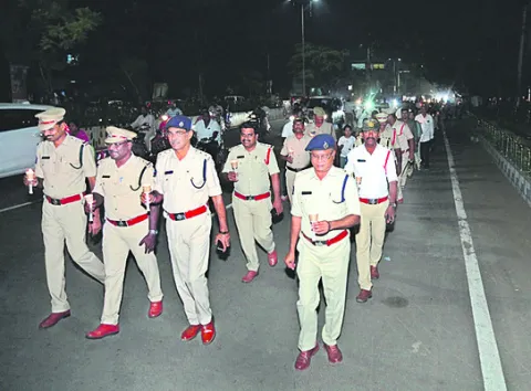 పోలీసు అమరవీరుల సేవలు ఎనలేనివి 