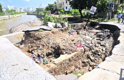 రహదారులు ధ్వంసం