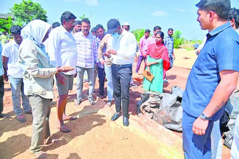 తడిసిన ధాన్యాన్ని కొనుగోలు చేస్తాం