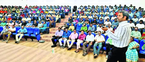 పరిశోధనలపై ఆసక్తి పెంచుకోవాలి 