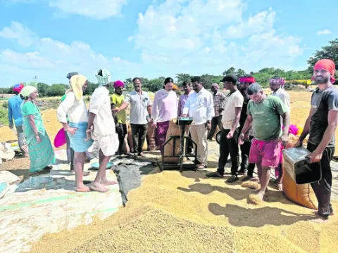 కొనుగోలు కేంద్రాల్లోనే ధాన్యం విక్రయించాలి