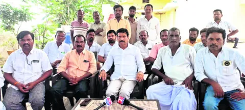 బాధ్యులపై చర్యలు తీసుకోవాలి 