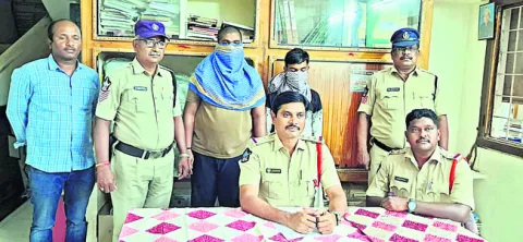చోరీ కేసు నిందితులు అరెస్టు 