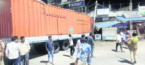 అదుపుతప్పి హోటల్‌లోకి దూసుకెళ్లిన లారీ