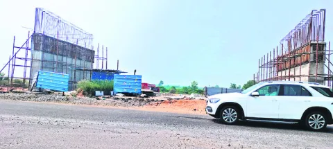 తరలిన కూలీలు.. నిలిచిన పనులు