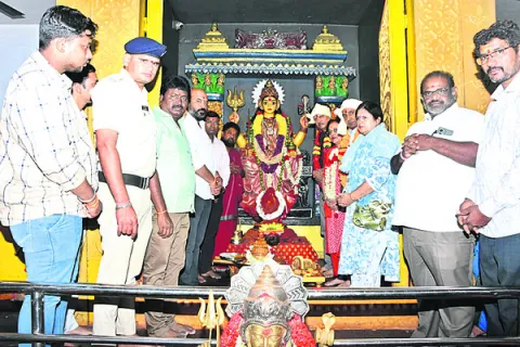 నూకాంబిక సన్నిధిలో రైల్వే జీఎం దంపతులు 