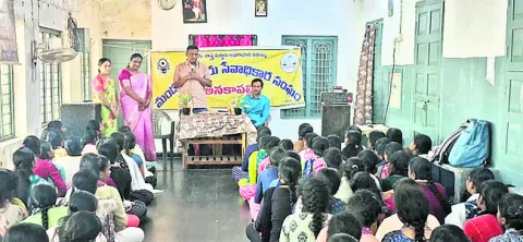 చట్టాలపై అవగాహనతో నేరాల నియంత్రణ 