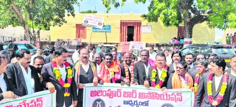 న్యాయవాదులకు రక్షణ కల్పించాలి 