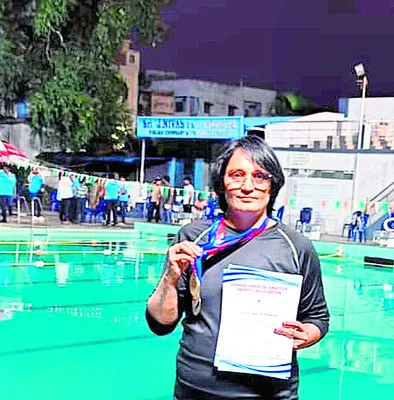 స్విమ్మింగ్‌ పోటీలో స్టాఫ్‌ నర్సు ప్రతిభ 