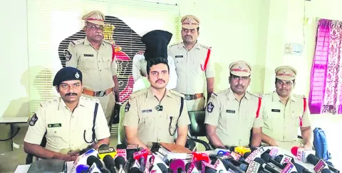 అతితెలివితో అడ్డంగా దొరికి.. 