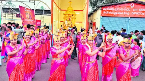 కమనీయం.. స్వర్ణరథోత్సవం