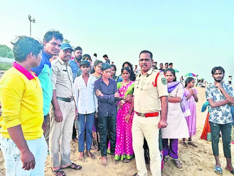 ఇద్దరు బాలురను కాపాడిన లైఫ్‌గార్డ్స్‌ 