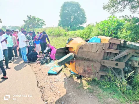 బోల్తాపడిన ఆటో: పలువురికి గాయాలు 