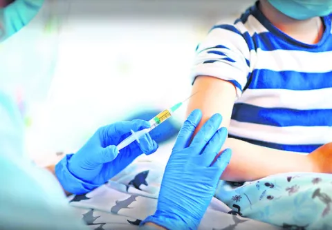 చిన్నారికి టీకా.. నూరేళ్ల జీవితానికి భరోసా 