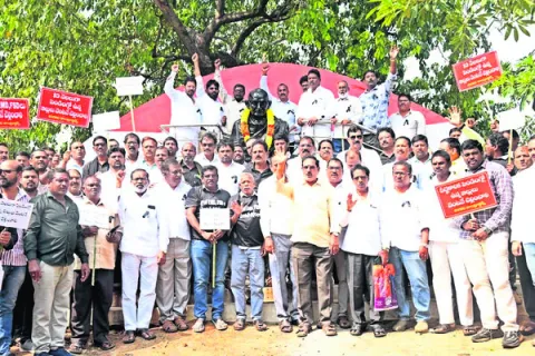 బిల్లులు చెల్లించండి మహాప్రభో.. 