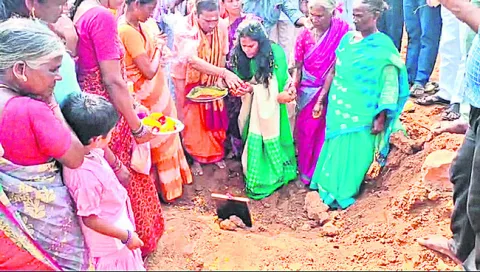 నిర్వాసితులకు ఇళ్ల స్థలాలు అప్పగింత 