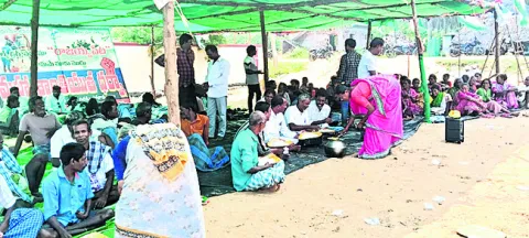 దీక్షా శిబిరం వద్దే వంటావార్పు 