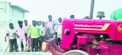 పైరవీదారులకు ప్రాధాన్యం.. 