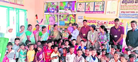 విద్యార్థులతో ముచ్చటించి..సౌకర్యాలపై ఆరాతీసి