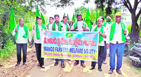 ● బకాయిలు చెల్లించాలని ధర్నా 