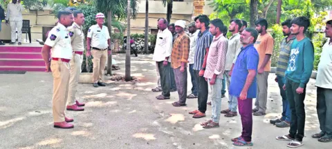 మద్యం సేవించి వాహనాలు నడుపొద్దు