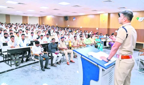 విద్యార్థులు ర్యాగింగ్‌కు పాల్పడొద్దు