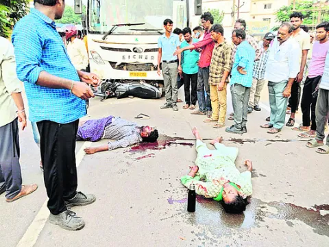 మోటార్‌ బైక్‌ను ఢీకొన్న బస్సు..ఒకరి మృతి