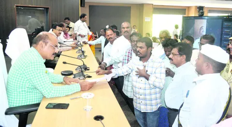 అర్జీలు త్వరగా పరిష్కరించాలి