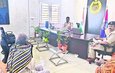 పరిమితికి మించి ప్రయాణికులను తీసుకెళ్లొద్దు