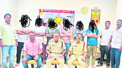 మోసం కేసులో నిందితులు..