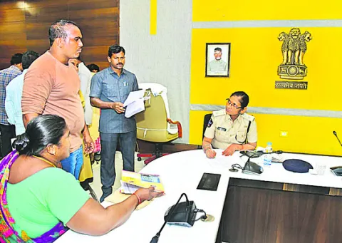 పోలీస్‌ గ్రీవెన్స్‌కు 88 ఫిర్యాదులు 