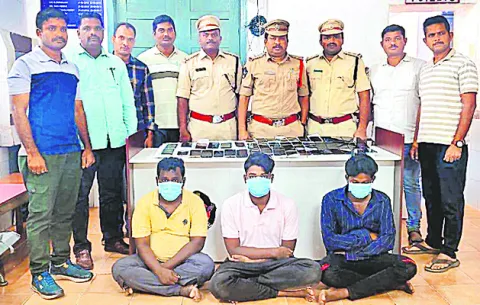 రైల్వేస్టేషన్‌లో ఫోన్‌ దొంగల ముఠా అరెస్టు 