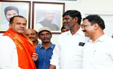 Minister Komatireddy Venkata Reddy Unveils Rabandhu Trailer