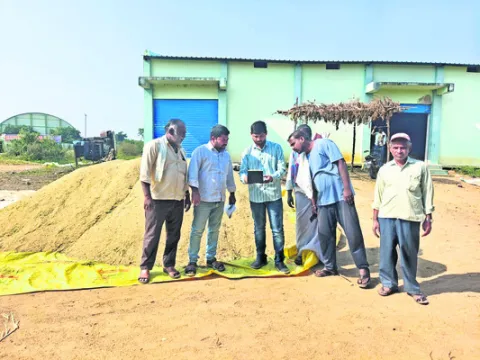 శుభ్రమైన ధాన్యాన్ని  కేంద్రాలకు తీసుకురావాలి