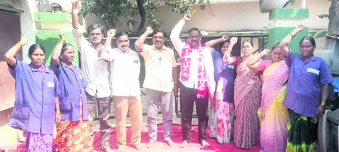 బకాయి వేతనాలు  చెల్లించాలని ఆందోళన 
