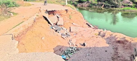 గాయాలెన్నో..