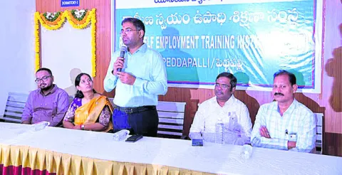 శిక్షణతో యువతకు ఉపాధి 