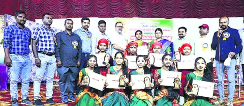 ప్రతిభను వెలికి తీయాలి 