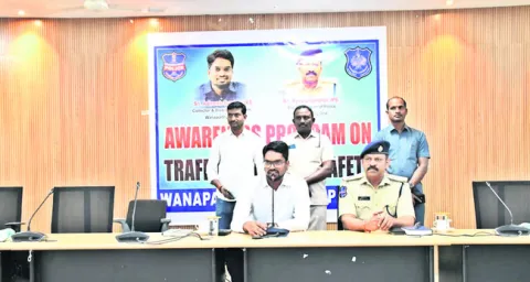 రహదారి నిబంధనలు పాటించాలి 