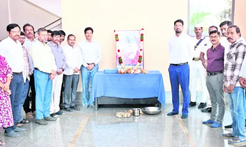  తొలి విద్యాశాఖ మంత్రికి ఘన నివాళి.. 