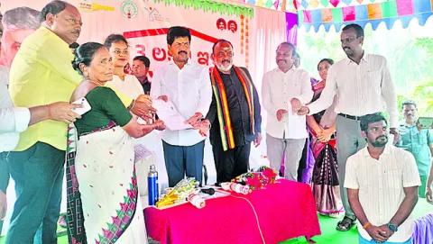 పీఎం ఆవాస్‌ యోజన మంజూరు పత్రాల పంపిణీ 