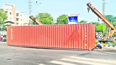 గంటల తరబడి ట్రాఫిక్‌ జామ్‌ 